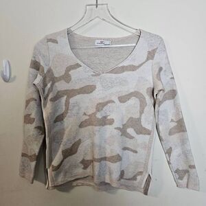 Vineyard Vines V Neck Wool/Cashmere Blend Sweater in Desert Camo Small